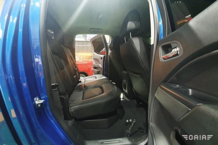 col_04 콜로라도 2열시트 릴렉스브라켓 장착